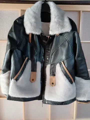 가죽 무스탕 코트 블랙과 화이트의 콤비네이션