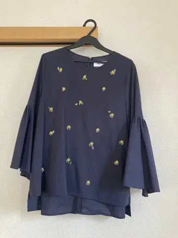 MUVEIL 네이비 자수 긴팔 블라우스