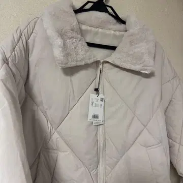 새상품 크림색 퀼팅 다운 자켓 인조 모피 카라 부착