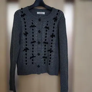 갤러리 비스콘티의 그레이 긴팔 가디건 벨로아 리본과 비쥬가 멋짐