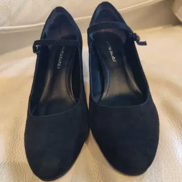 스트랩 포함 스웨이드 블랙 펌프스 7cm 힐