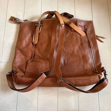 브라운 가죽 백 지퍼 포켓 부착