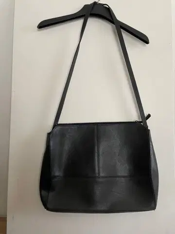 COS 가죽 숄더백 블랙 PC 케이스