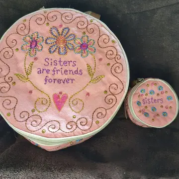 자매의 자수 파우치 세트