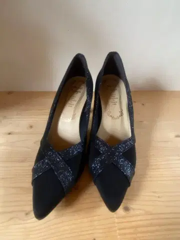 블랙 글리터 장식 중간 힐 펌프스