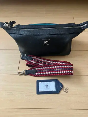 A.D.M.J. Bee 모티브 숄더백