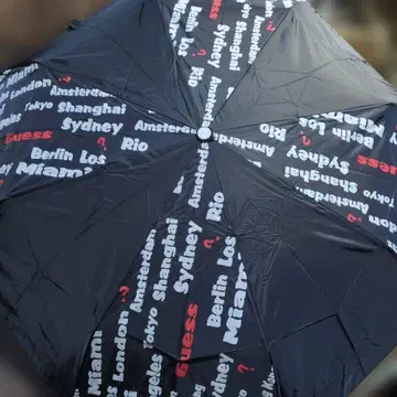 GUESS 접이식 우산