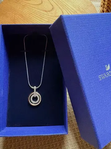 Swarovski 원형 펜던트 목걸이