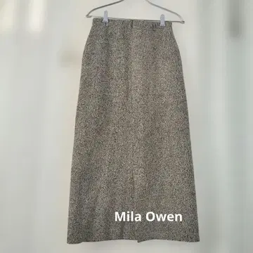 미라 오웬. 타이트 롱 스커트. 그레이 계열 무늬