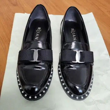 D.I.A.N.A. 블랙 리본 로퍼