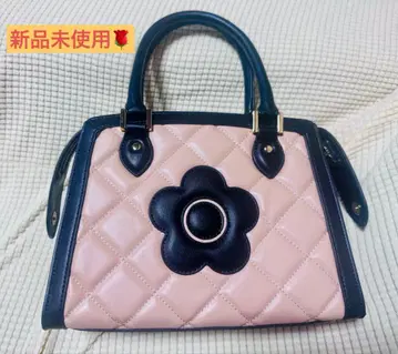 마리퀀트 스퀘어 퀼트 데이지 패치 2way 토트백 베이지