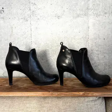 Clarks 가죽 숏부츠 블랙 7cm 힐 타임리스