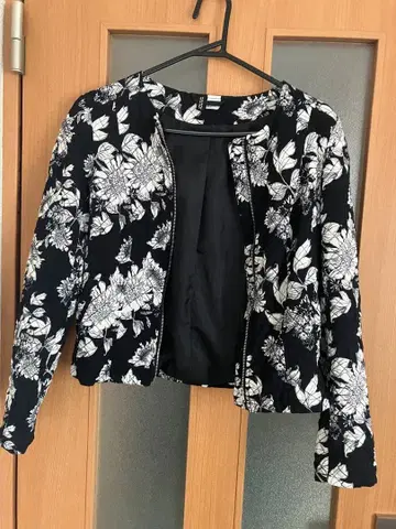 H&M 노카라 자켓 블랙 화이트 플라워 프린트 블루종