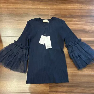 JUSGLITTY 네이비 프릴 소매 니트