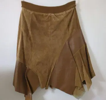 브라운 계열 본 가죽 플레어 스커트