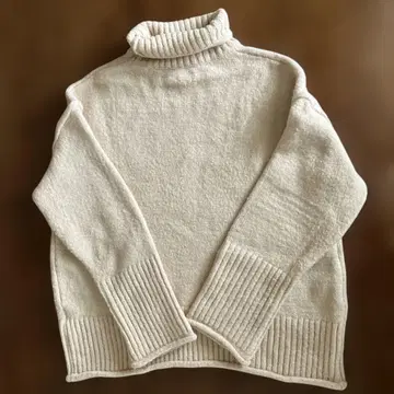크림색 터틀넥 니트