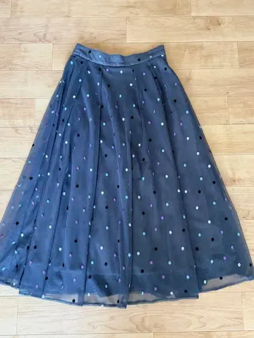 MYSTRADA/도트 무늬 그레이 쉬폰 무릎 아래 기장 플레어 스커트