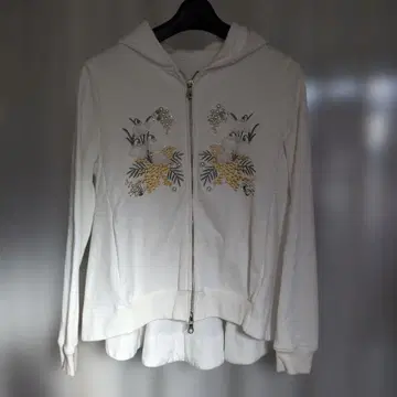 체스티 자수 펄 장식 화이트 후드티