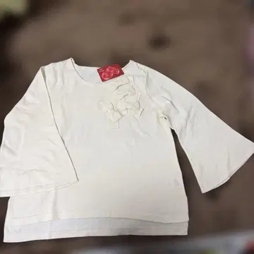 앤드러브 아이보리 플레어 슬리브 상의