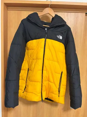 THE NORTH FACE 후드 부착 다운 자켓 블랙/옐로우 컬러