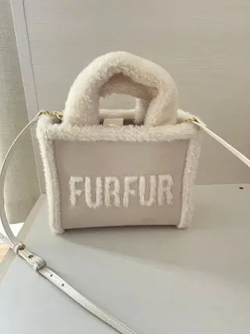 FURFUR 화이트 퍼 미니 핸드백 아이보리