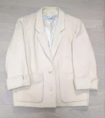 크림색 버튼 달린 자켓