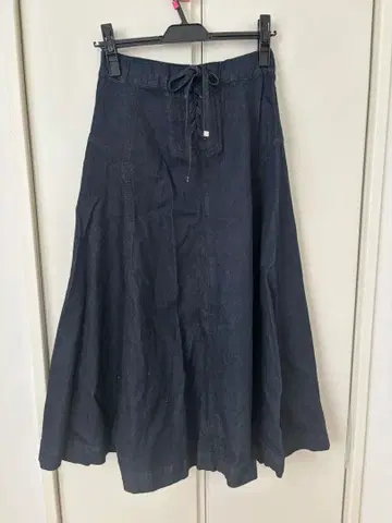 다크 블루 데님 플레어 스커트