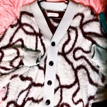 복슬복슬 무늬의 긴팔 가디건