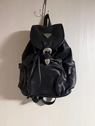 GUESS 가죽풍 백팩