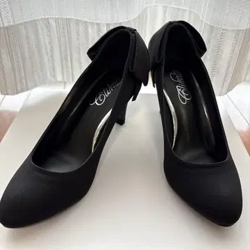 리본 포함 블랙 하이힐 펌프스