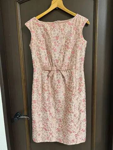 핑크 자수 슬리브리스 무릎 기장 원피스