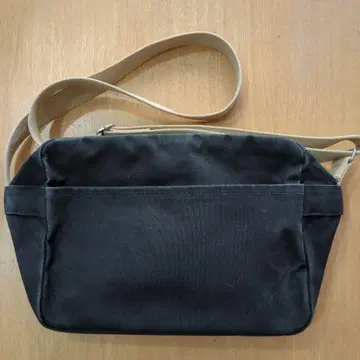 이치자와 캔버스제 블랙 숄더백