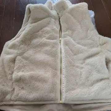 미사용 새상품 화려한 어른의 퍼 베스트 크림색