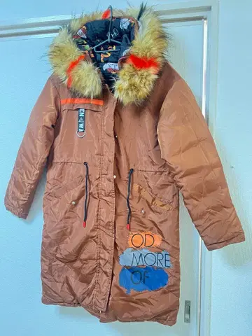 퍼 달린 스컬 프린트 모즈 코트