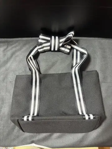 블랙 스트라이프 핸들 토트백