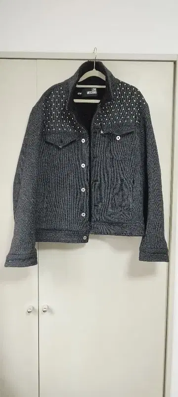 스터드 장식 그레이 자켓