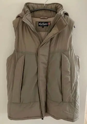 WILD THINGS 후드 부착 다운 베스트 베이지