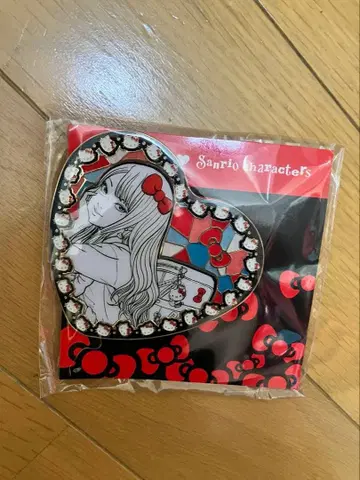 이토 준지 산리오 콜라보 갸루 토미에 메탈 하트 배지