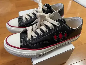 플랫 헤드 스니커즈