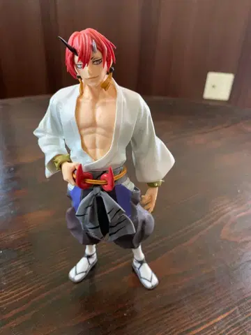 빨간 머리 캐릭터 피규어