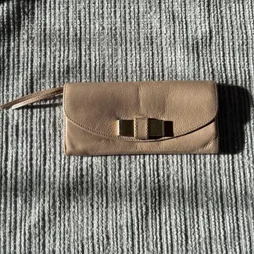 핑크 베이지 가죽 장지갑 금속 클로징 포함