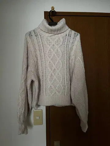 chico 아이보리 케이블 니트 터틀넥 스웨터