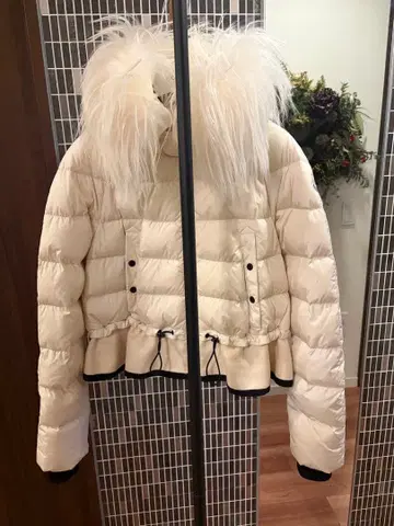 MONCLER 아이보리 퍼 포함 다운 자켓