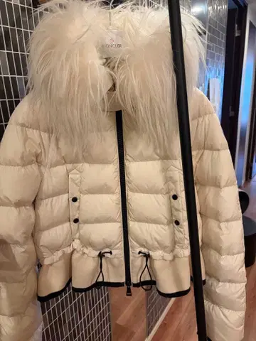 MONCLER 아이보리 퍼 포함 다운 자켓