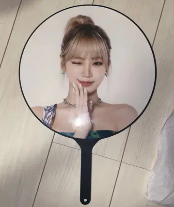 르세라핌 채원 부채 FEARNADA