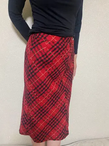 레드와 블랙의 체크 무늬 머메이드 스커트