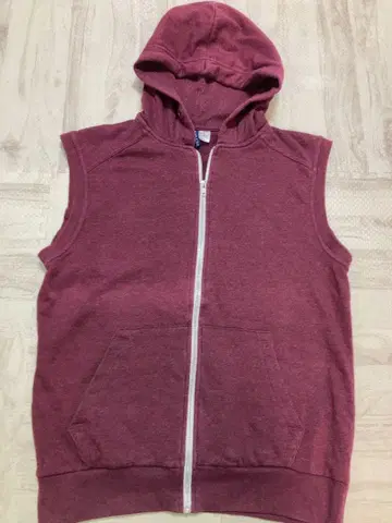 버건디 후드 부착 집업 베스트