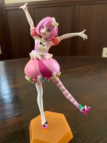 컬러풀 애니메이션 피규어 점프 포즈