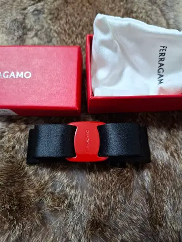 FERRAGAMO 리본 헤어 액세서리 머리핀