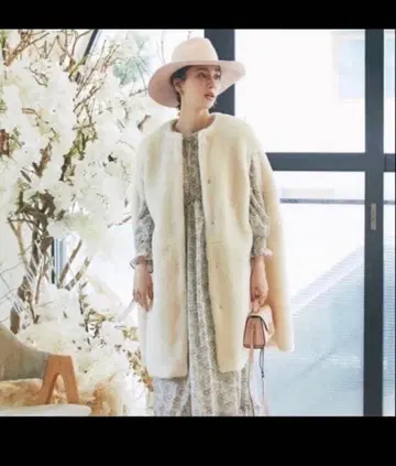 새상품급 세븐틴 퍼 케이프 코트 M